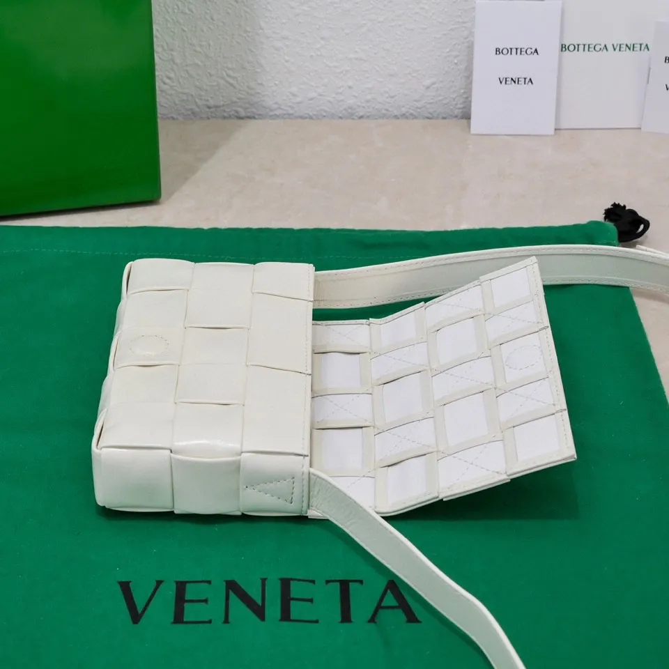 Batch 1460 Bv 2022 autumn and winter new Cassette small pillow bag. Classic weaving technology. Oil wax leather design pillow bag. It has developed into a family series and has become the trump card of the new Bottega bag. 🔥 A must-have artifact for fashionistas to match frequently selected fashion items and contemporary exquisite workman concave shapes. 💚Cute and cute. The medium size is launched in the latest color. Beautiful and dreamy. Super exciting💓 Size: 17.5*10.5*3cm, model: 7587#